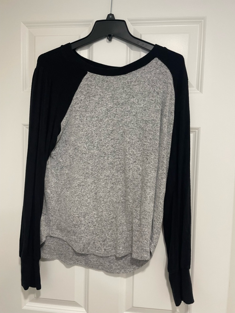 Evereve Black & Gray Raglan Pullover Sweatshirt